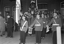 836769 Afbeelding van het Helmonds Muziekcorps op het perron van het N.S.-station Helmond, tijdens de ontvangst van de ...